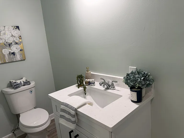 1136 Farmer St — Photo 4