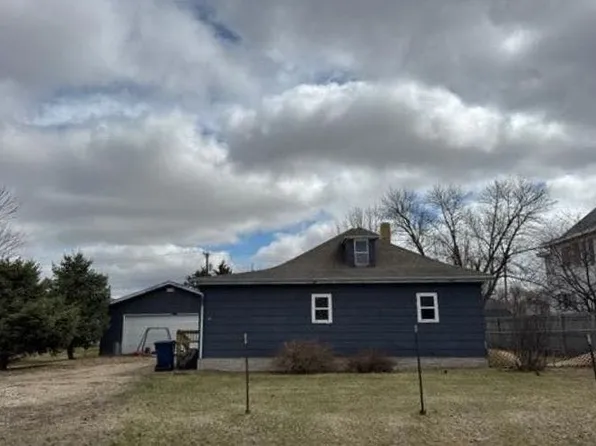 718 S 5th St, Oakes, ND 58474