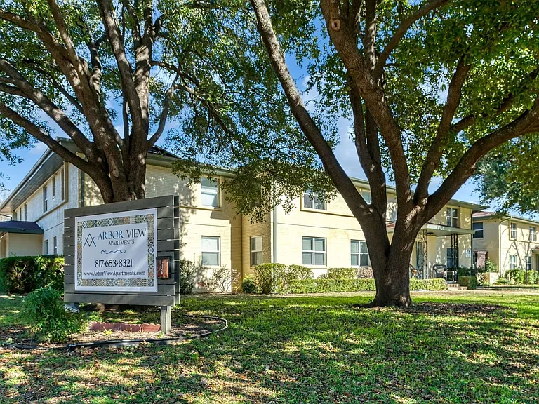 Upgraded Apartments In Arlington Heights! — Photo 6