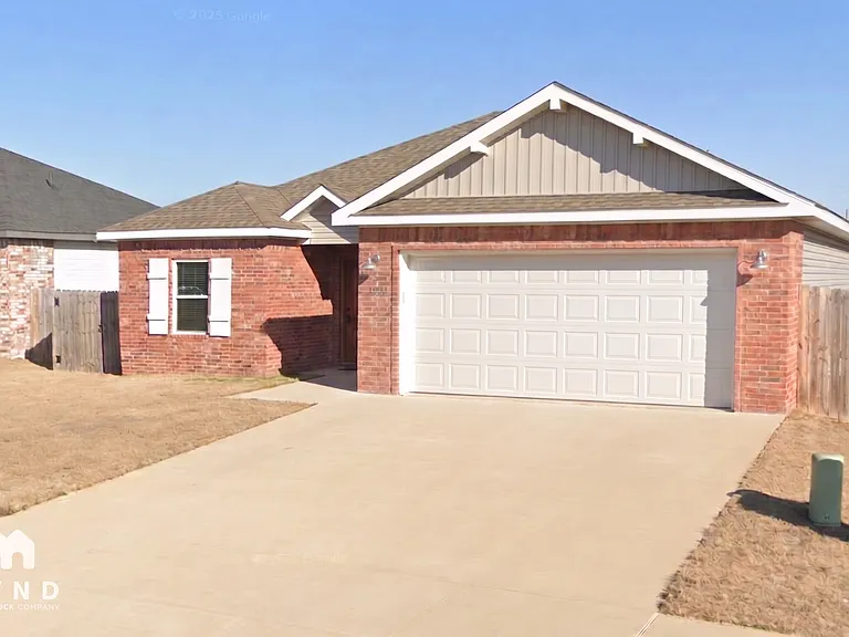 1120 Riverside Dr — Photo 1