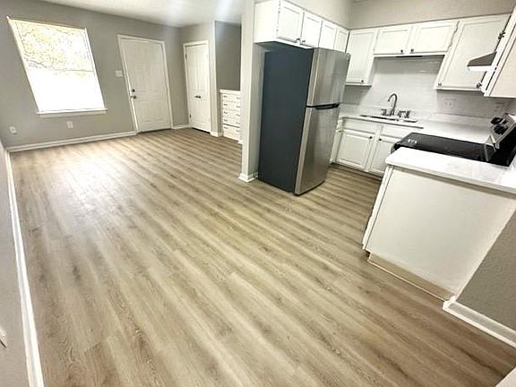 4th image of 803 N Van Buren St APT 2