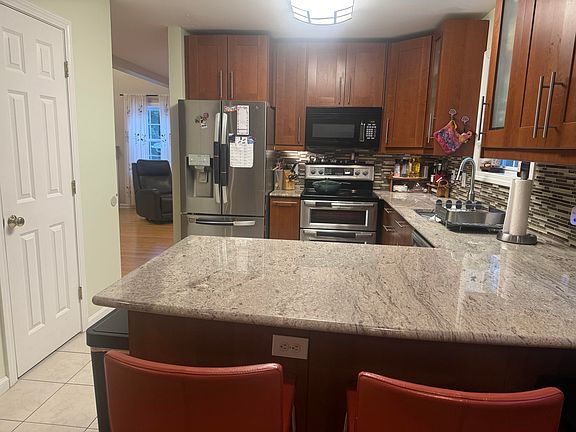 3rd image of 35 Windy Hill Ln