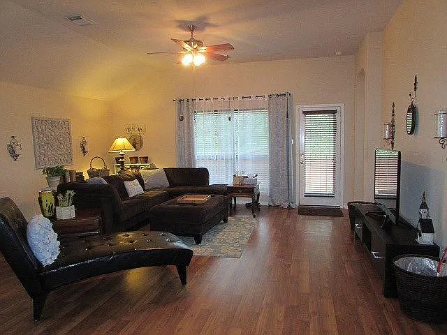 3 bed, 1800 sqft, $2,900 — Photo 2