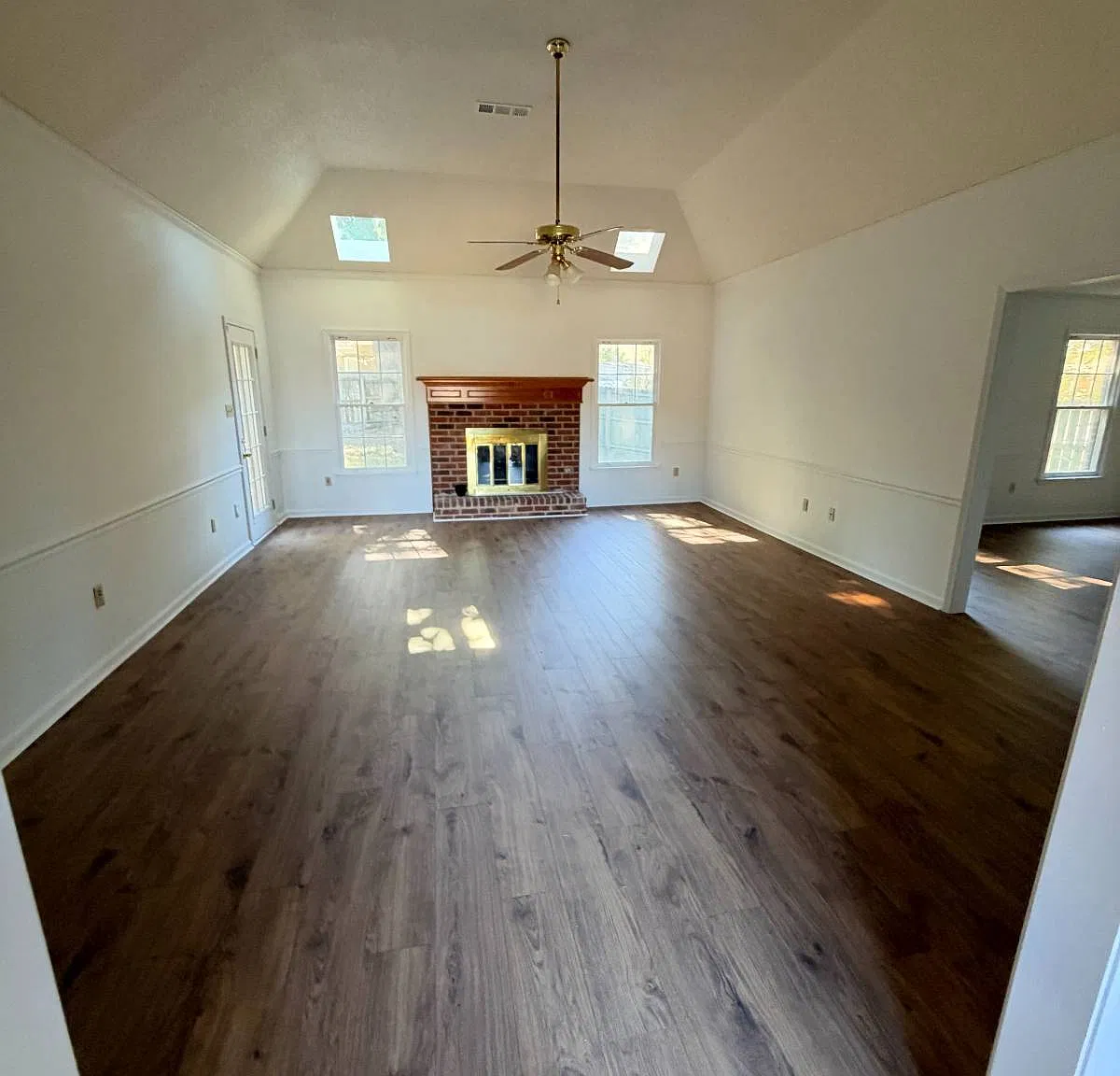 4 bed, 2.5 bath, 2800 sqft, $2,700 — Photo 2