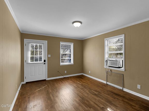 3rd image of 929 E College St