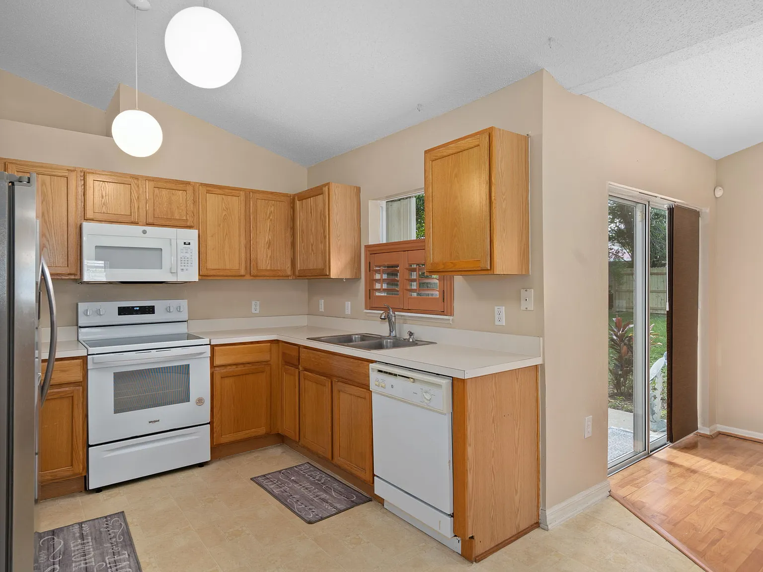 4 bed, 1750 sqft, $1,990 — Photo 3