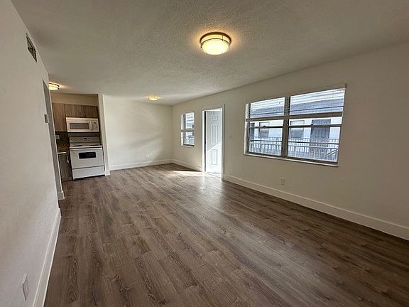 2nd image of 2843 Fillmore St #202