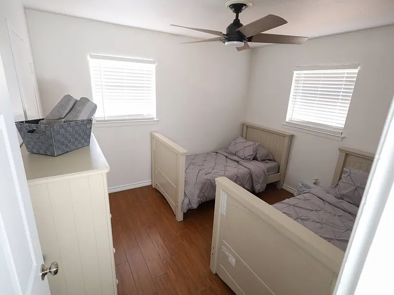 4409 Kings Cir N — Photo 5