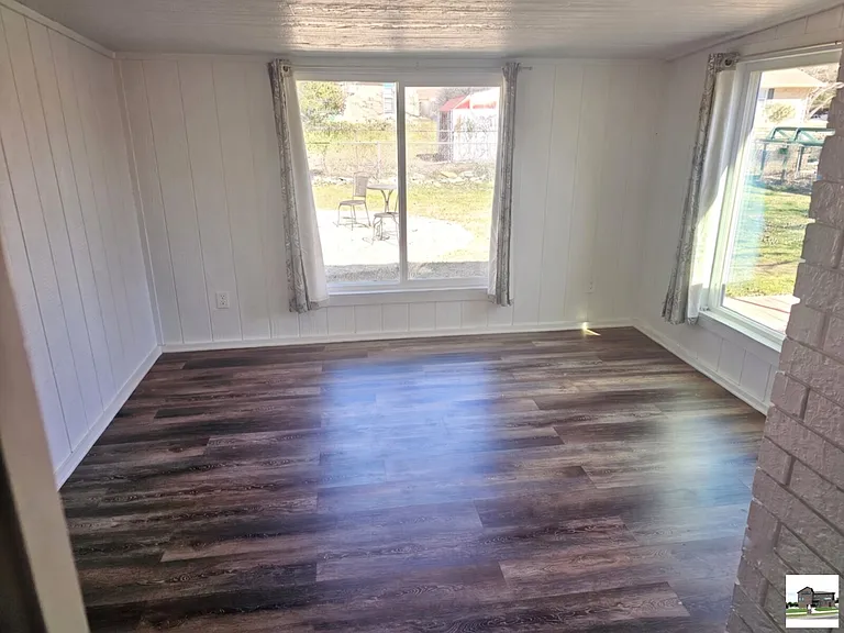 211 E Hogan Dr — Photo 8