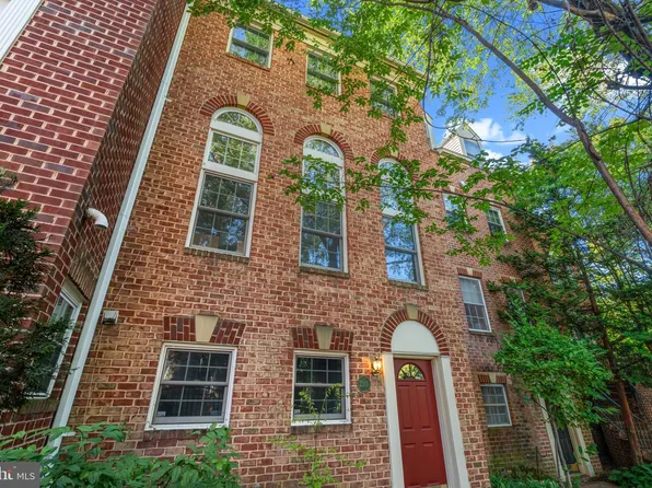 2311 N Greenbrier Ct, Arlington, VA 22207