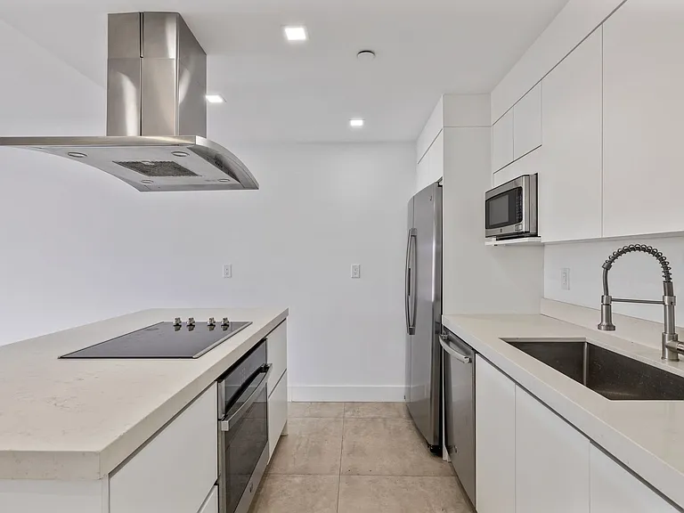 434 SW 10th St — Photo 5