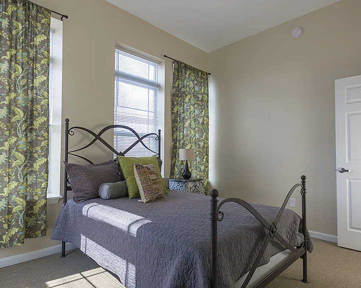 Tenth & College Horizons Apartments — Photo 36