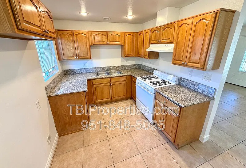 3 bed, 1.0 bath, 1000 sqft, $2,695 — Photo 3