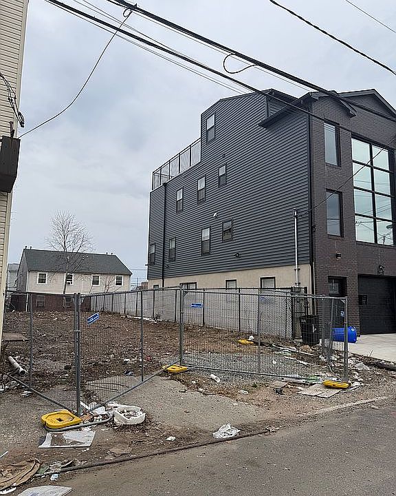 2nd image of 415 S 10th St