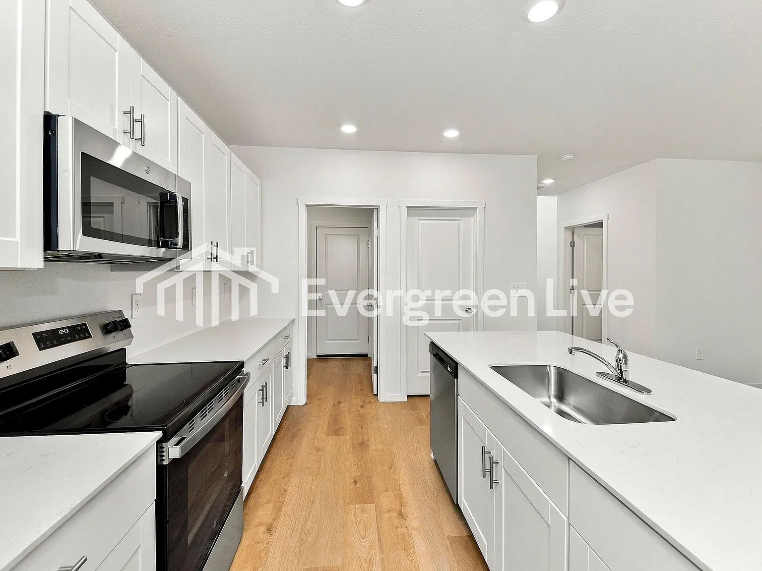 5 bed, 2.5 bath, 2389 sqft, $2,560 — Photo 4