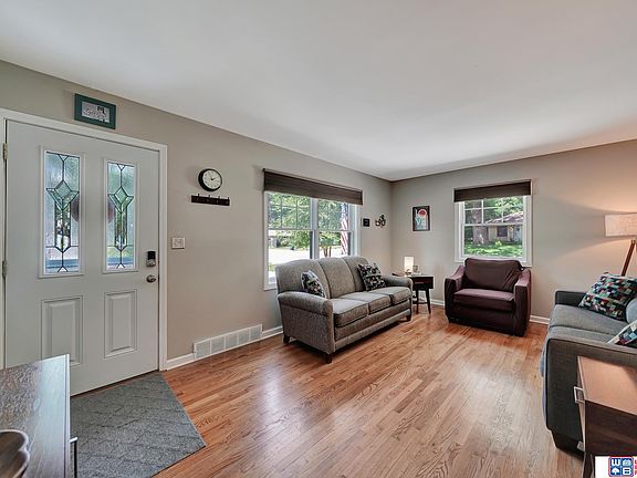 5th image of 3900 Woods Blvd