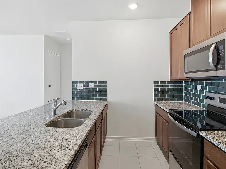4731 Plaza Ctr — Photo 7