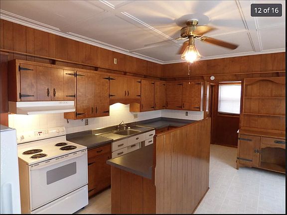 Kitchen/Small Dining Area
