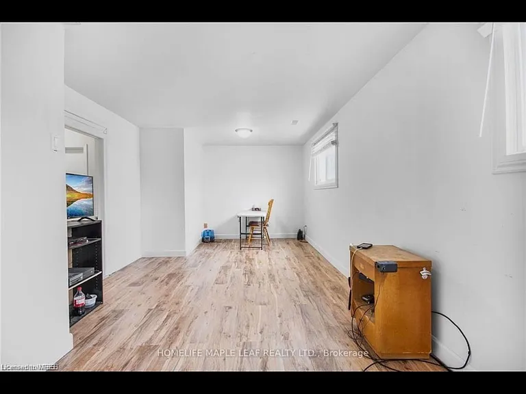 17 Villeneuve Cres — Photo 11
