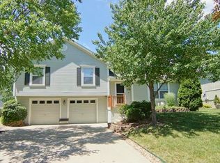 1232 NE Applewood St, Lees Summit, MO 64086