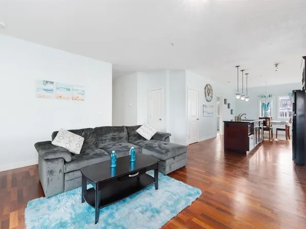 1828 NE 14th St SW #303, Calgary, AB T2T 3S9
