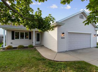 2525 Maple Grove Dr, Neenah, WI 54956