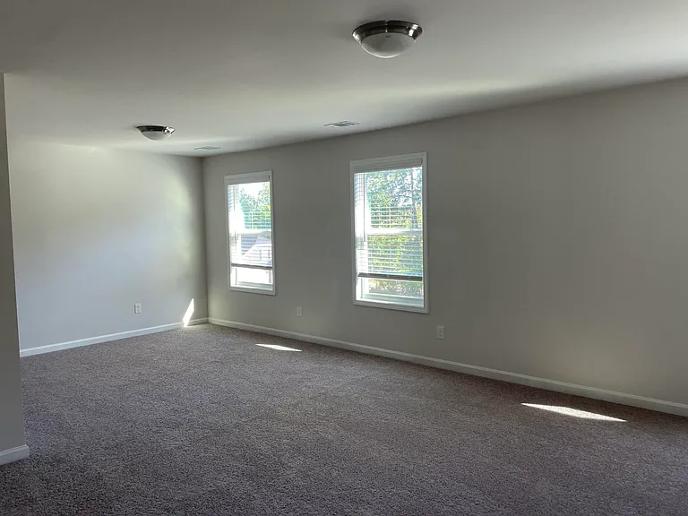 715 Courtland Dr — Photo 7