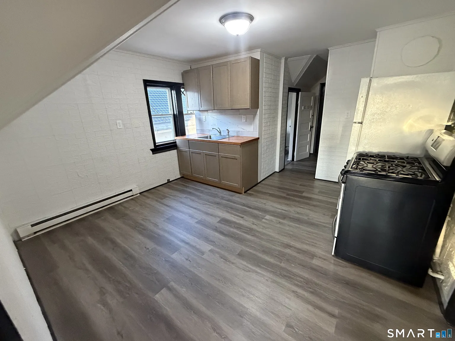 2 bed, 1.0 bath, 2863 sqft, $1,700 — Photo 3