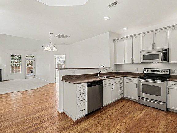 4th image of 723 Swan Neck Ln