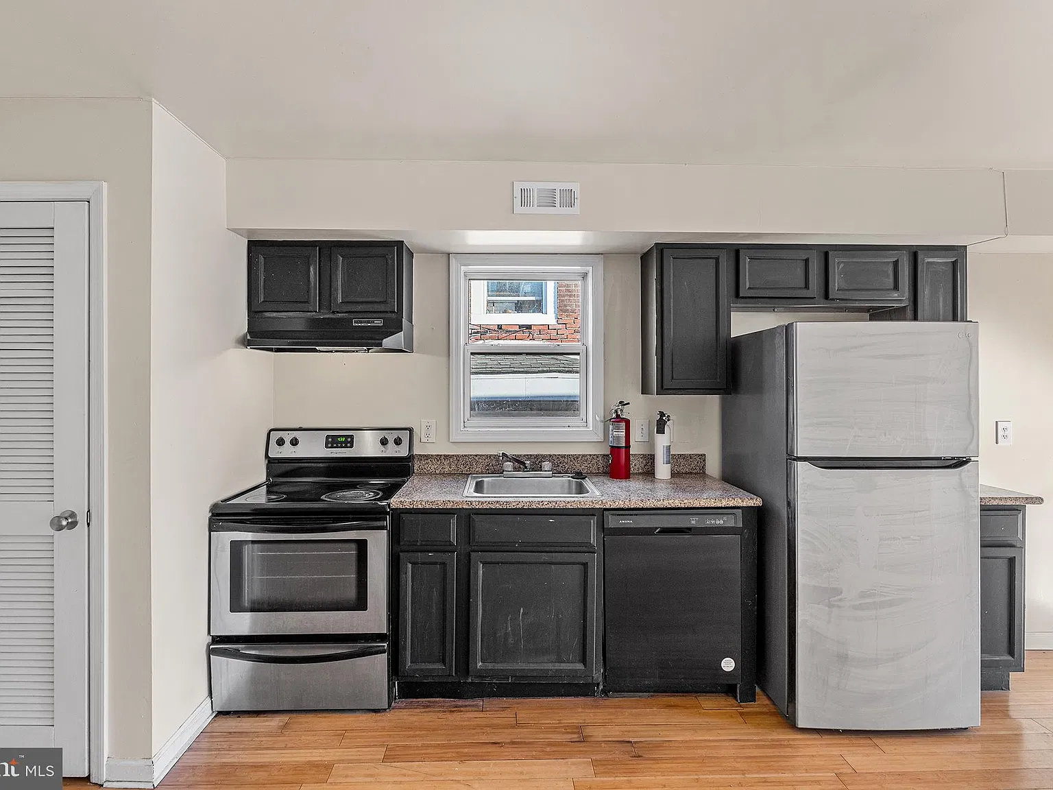 2 bed, 1.0 bath, 700 sqft, $1,100 — Photo 2
