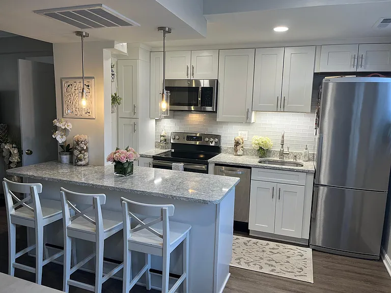 1812 N Queens Ln #217 — Photo 1