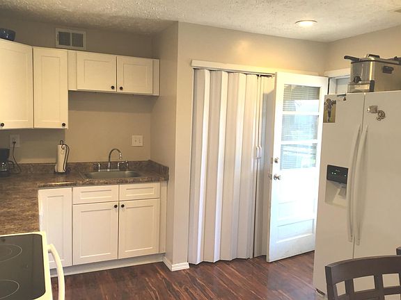 4th image of 2915 Pensacola Dr