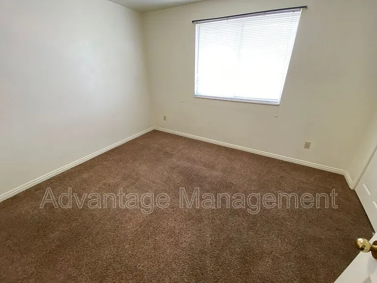 2112 W 220 N — Photo 2