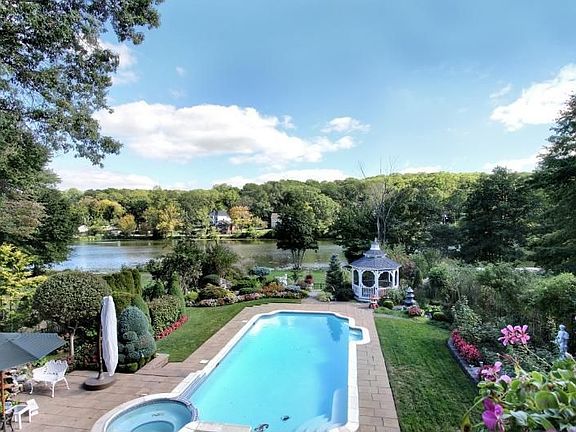 Directly on Watchung Lake