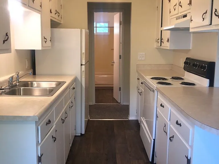 102 Oak Grove Rd — Photo 3