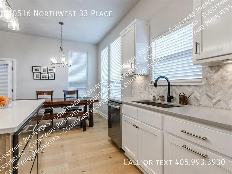 10516 NW 33rd Pl — Photo 38