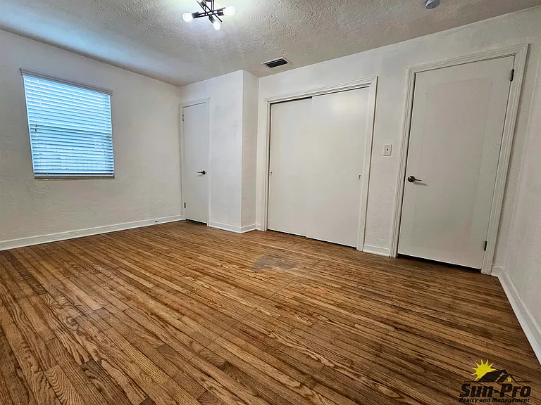 475 Riverside Dr — Photo 23