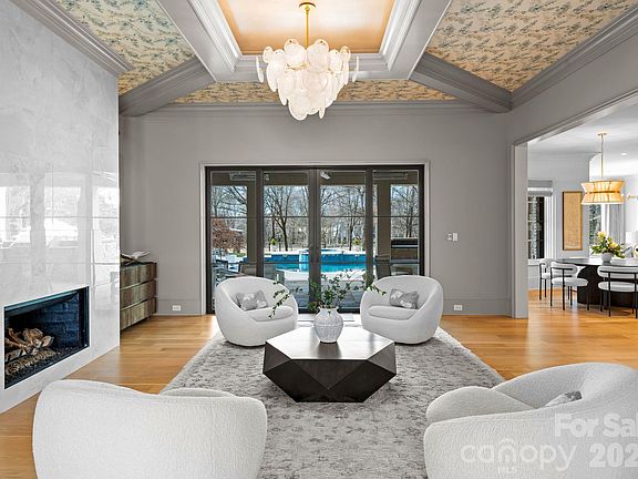 4th image of 302 Oakmont Ln