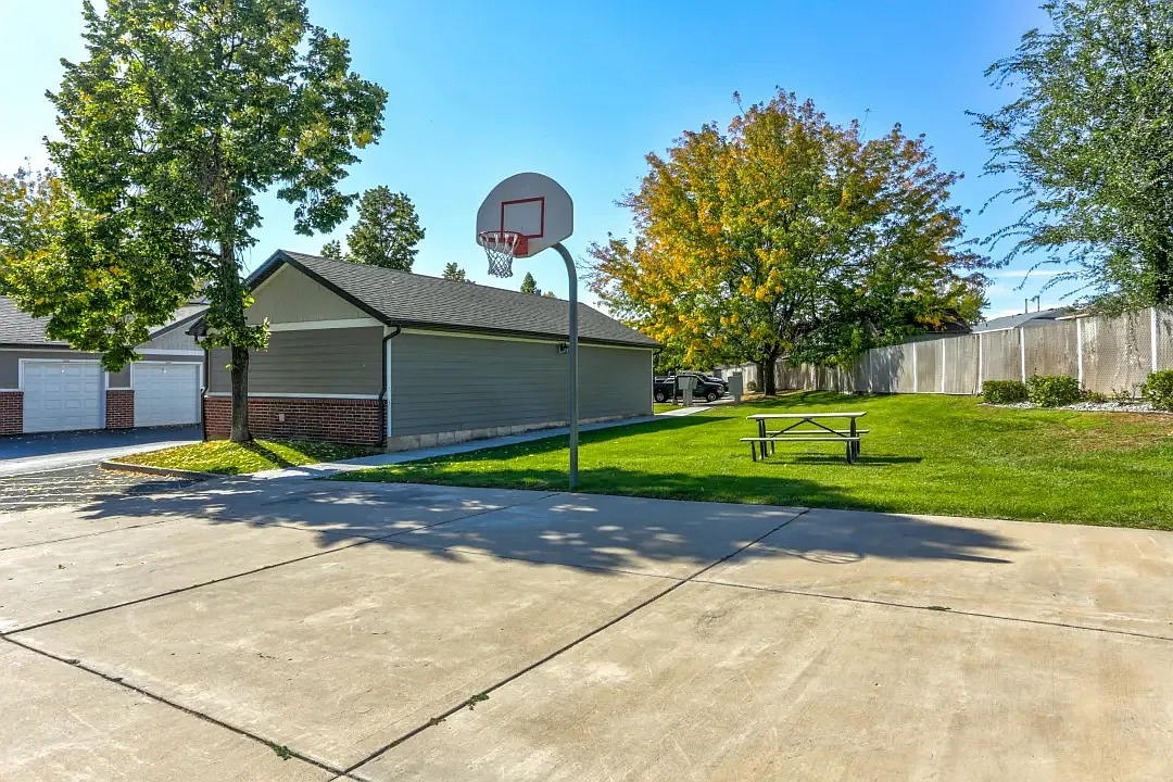 Sterling Pointe Apartments — Photo 4