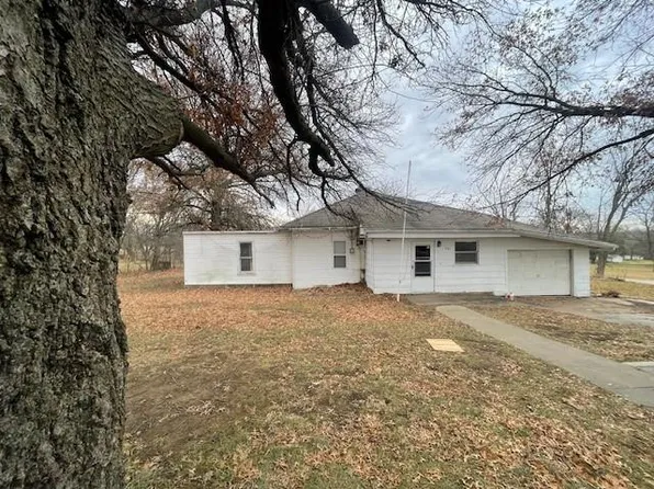 645 W 13th St, Horton, KS 66439