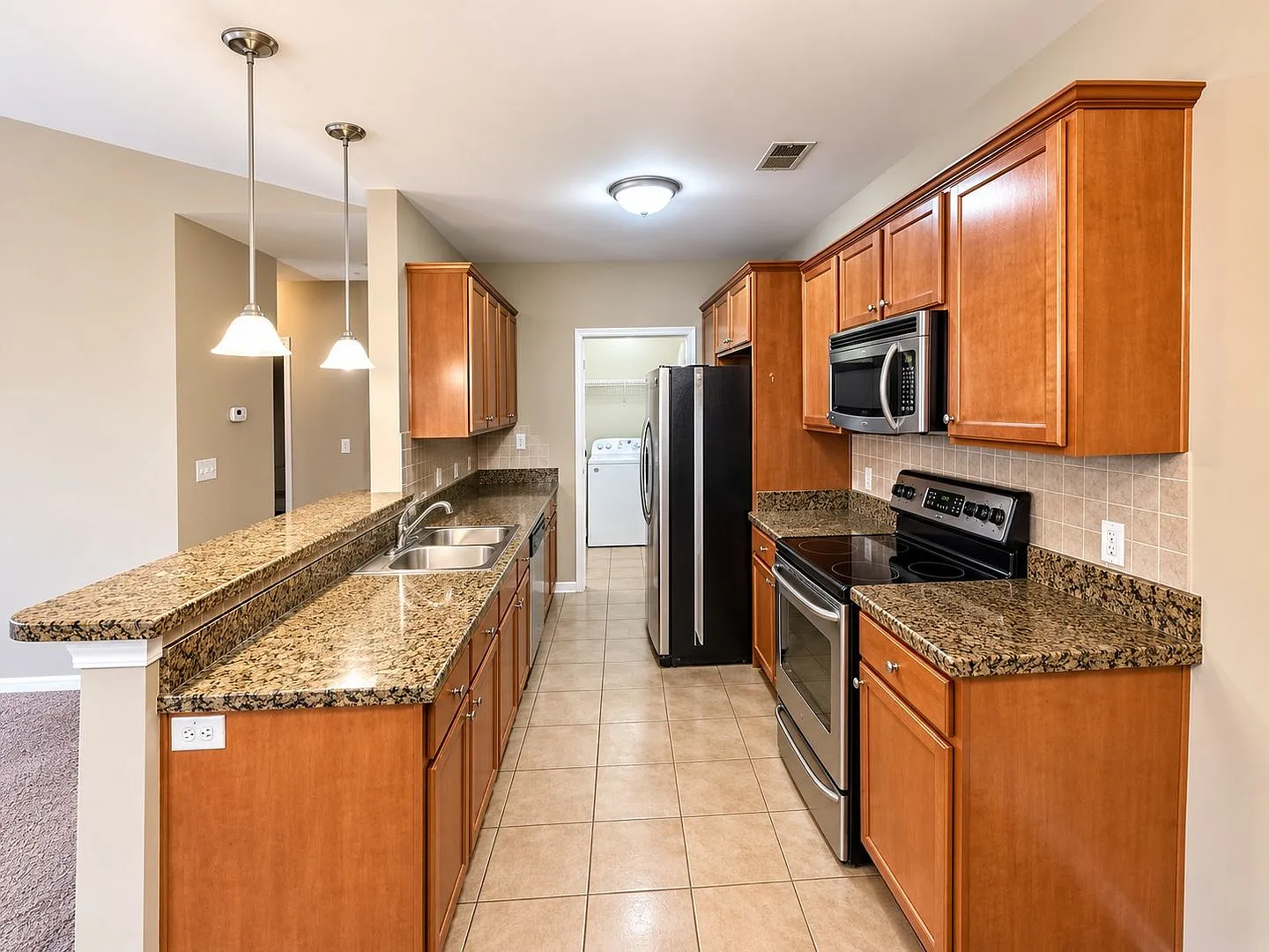 Beautiful 2 (Possible 3) Bedroom Condo With One Car Garage! Minutes To Bragg And Shopping — Photo 4