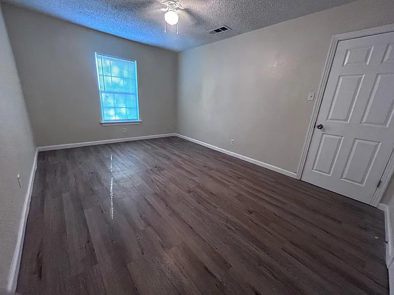 1610 Stewart St — Photo 8