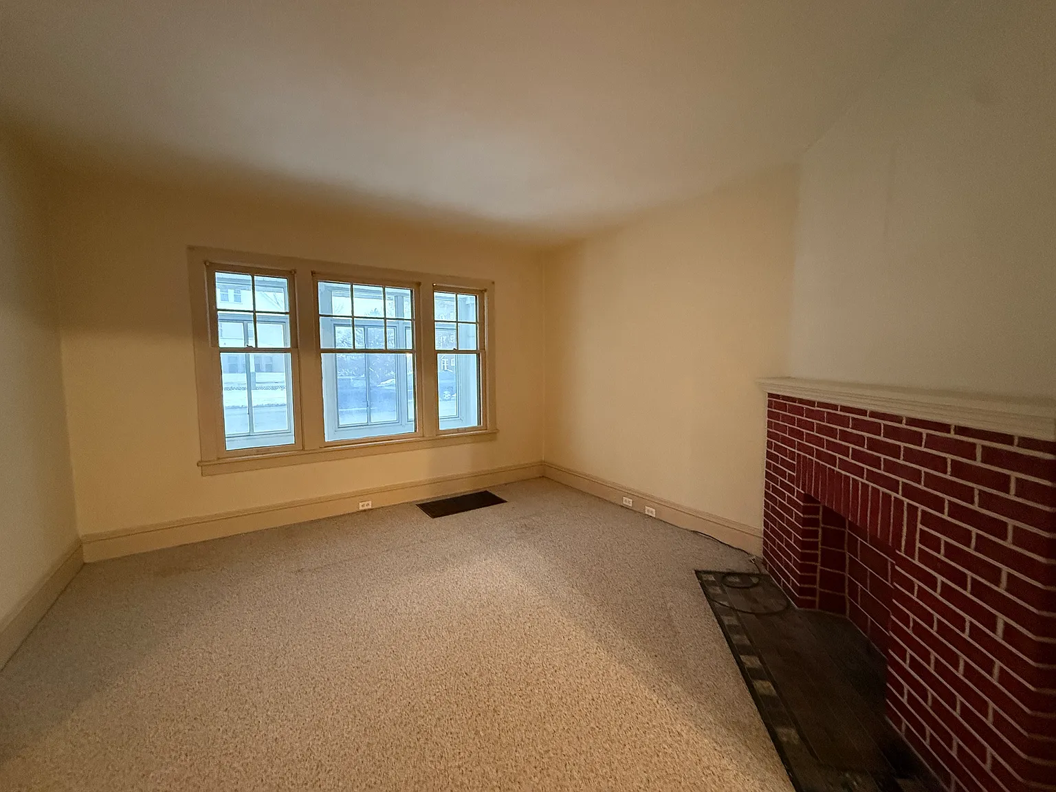 2 bed, 3377 sqft, $899 — Photo 1