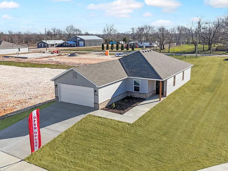 3204 E Ricky Dr — Photo 2
