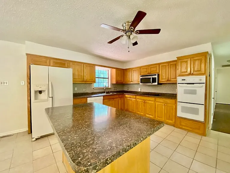 2125 Forest Oaks Dr — Photo 5