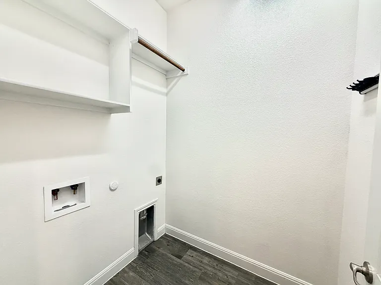 704 Gunning Cv — Photo 11