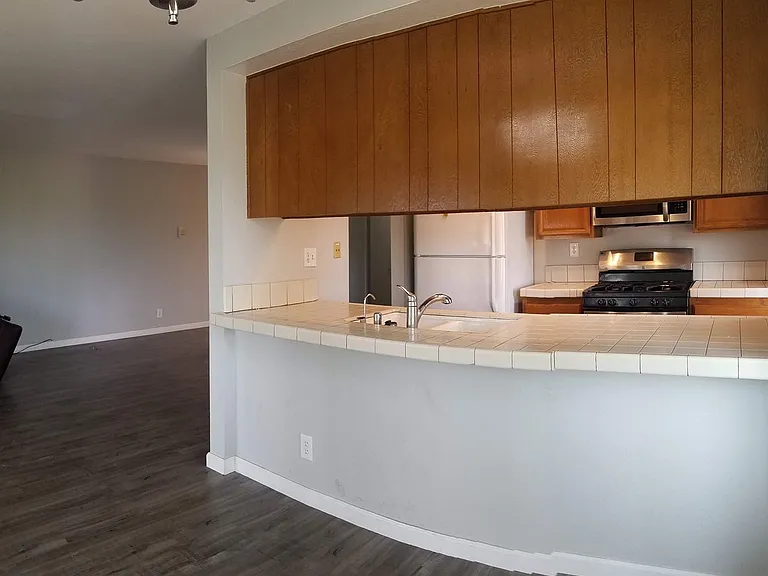 1018 Grape St — Photo 3