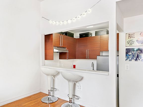 3rd image of 184 Thompson St APT 3T