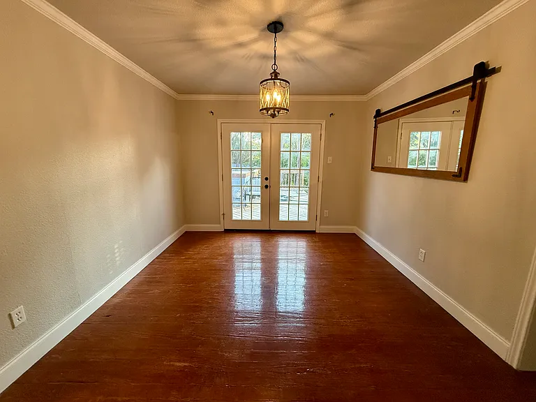 320 S Columbia St — Photo 4