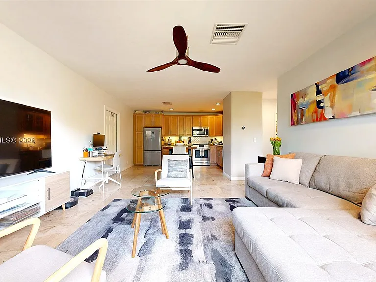 530 NE 15th Ct #7 — Photo 26